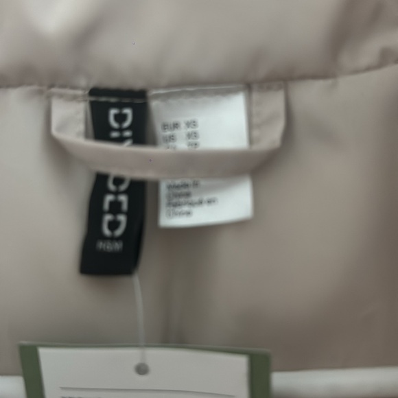 H and M PUFF VEST monochrome with tags - Picture 3 of 3